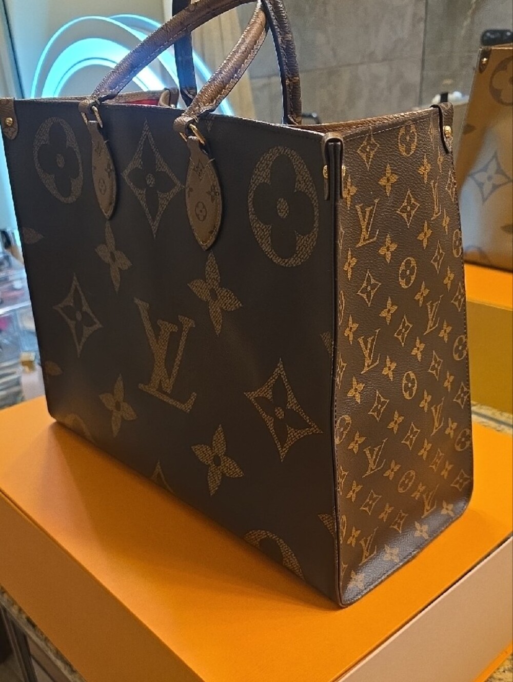 Louis Vuitton Large Monogram Canvas Tote Shoulder Bag in Brown and Tan. - Picture 13 of 16